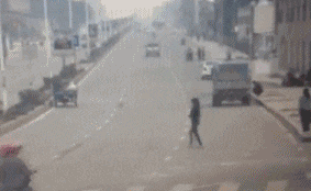 |搞笑GIF:我又翻车了,对!还是上次那个位置,求抓紧时间援救!