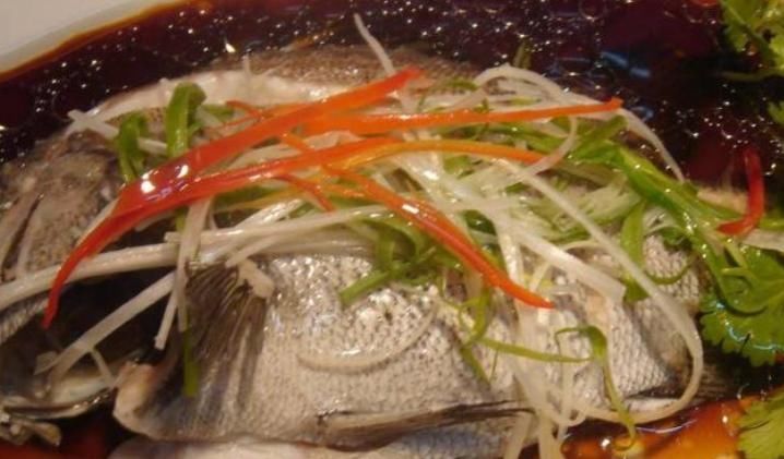 清蒸鱼最“忌讳”这种调味品,10人做9人错,难怪鱼肉又老又柴