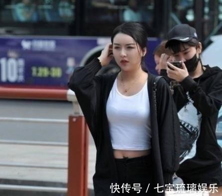 小姐姐 黑白经典穿搭,简约不失优雅,散发出浓浓的女人味