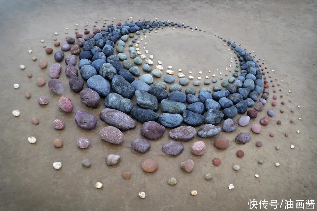 陆地|堆石头的艺术家又来了,最新作品艺术感更强,治愈强迫症