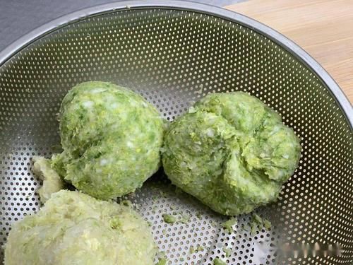 煮饺子时，水开直接下锅煮就错了，多加这一步，饺子不破皮不粘锅