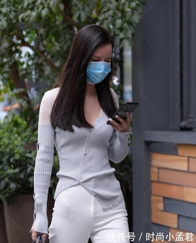 小姐姐 网纱拼接针织衫,搭配纯白喇叭裤,精致干练时尚霸气