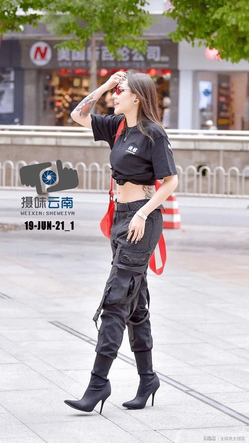 软妹子|露脐T恤搭配机车裤，凸显美女凹凸有致好身材！