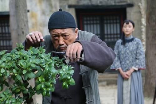 俗语“穷人脚上无毛,富人头顶放光”,啥意思?看看你是哪一种人