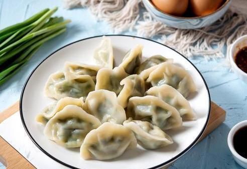 调饺子馅最忌讳的调料,大部分人放错了,难怪饺子不鲜,味道难吃