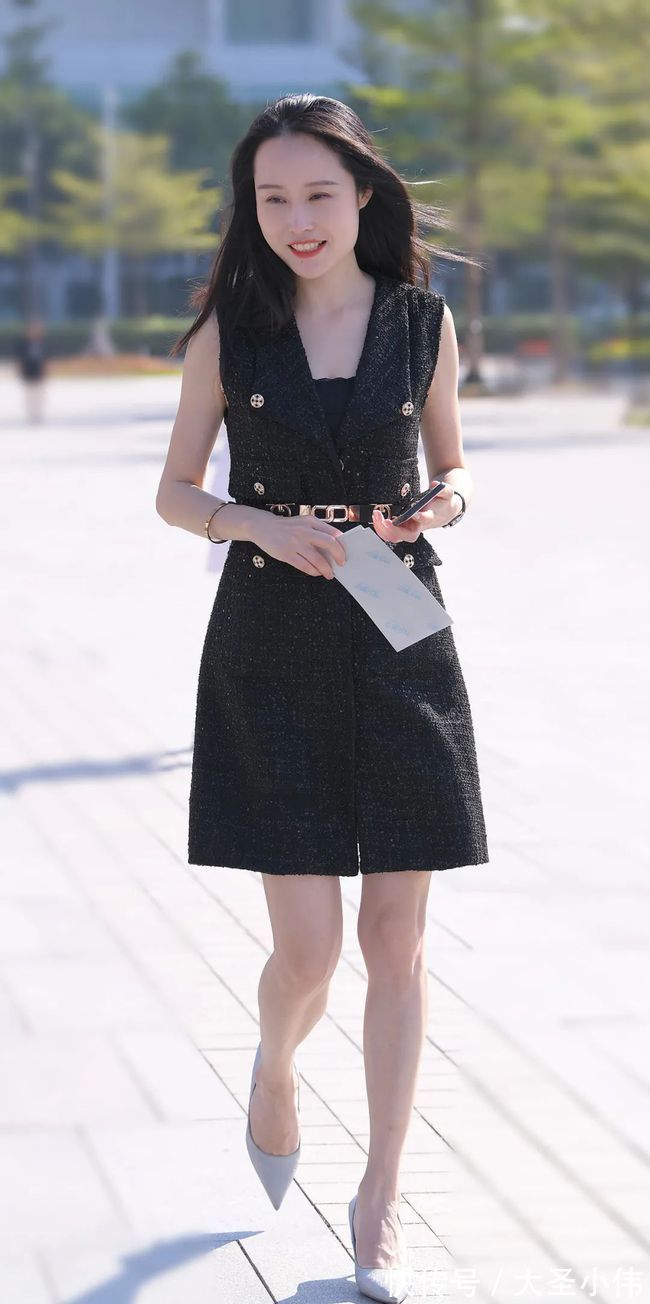 吊带|美女街拍:灰色紧身吊带加蓝色短裙,显得十分时髦且迷人,超显成熟御姐气质