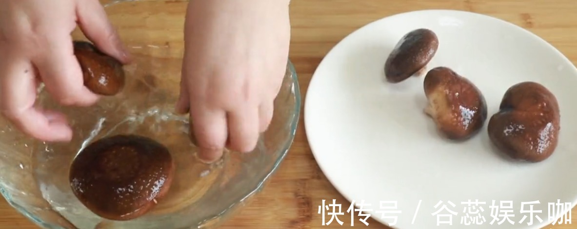 搅拌均匀|蔬菜包子翠绿不变色?掌握这个小窍门,松软鲜香,青翠不发黄