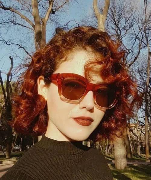 梨花卷 女人到了40岁,尽量别留这3种“大妈”发型,自以为时髦其实很土