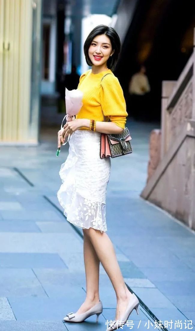 气质|半身裙打造出严谨的职业气质,经典的尖头细跟鞋可以轻松搭配各种职业装,提升职业气质