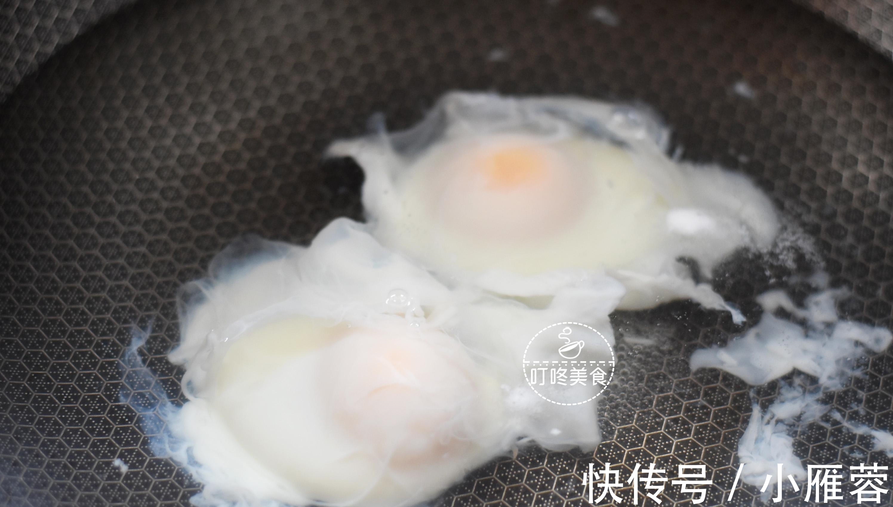 火关|水煮荷包蛋，煮不圆还冒白沫？学会这个小窍门，保准完整还不粘锅