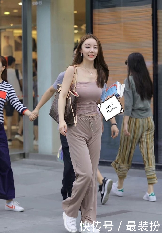 魅力|全身裸色的搭配,显得女人的高贵与魅力,散发出诱人的气质!