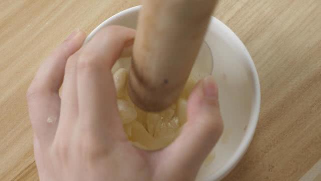 今天才知道,大蒜两头有个小机关,轻轻一捏就能去皮,太省事了