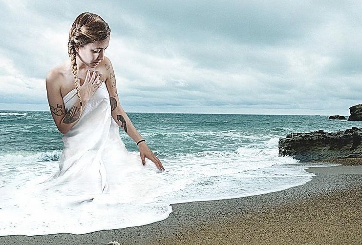 艺术家|这位好“色”的艺术家，拿大自然当画板，引11万人“想入非非”！