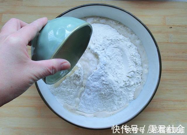 蒸包子时,记得不要只加酵母,面里加2样,包子又白又软又香又甜