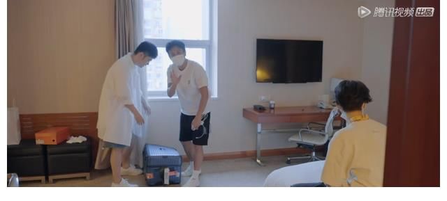 《五哈》回歸，鄧超鹿晗聯(lián)手導演整蠱彭昱暢，魏大勛被誤傷太搞笑