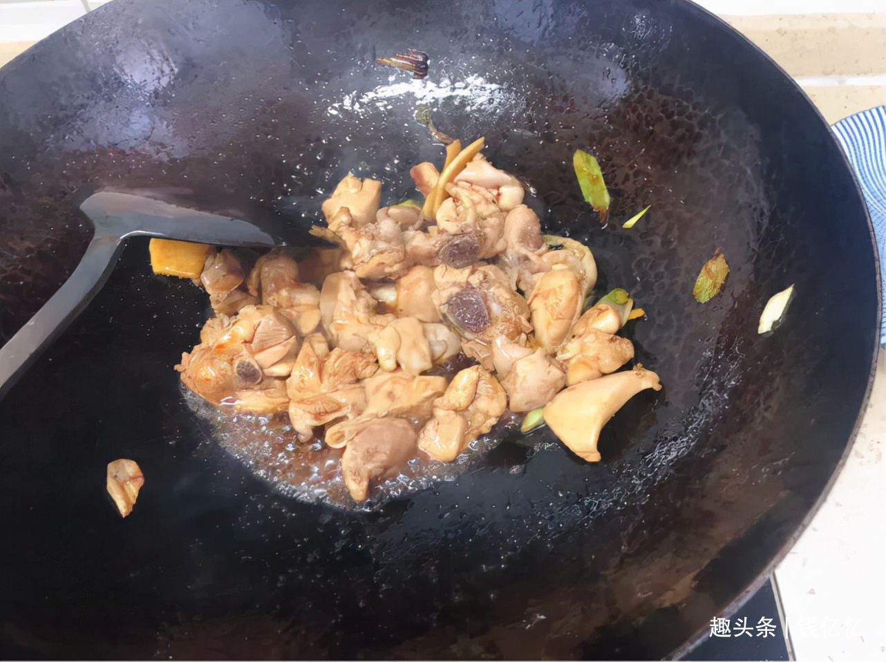 秋冬季节介绍一道好吃不腻又美味下饭,做法还简单的家常菜!