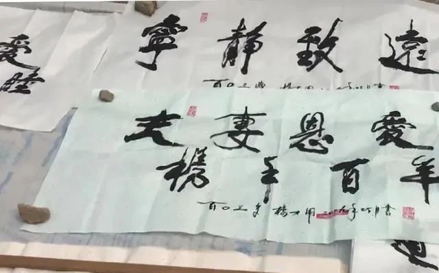 地摊经济|80岁老人“地摊书法”,内敛含蓄,有舒同神韵,专家:江湖体