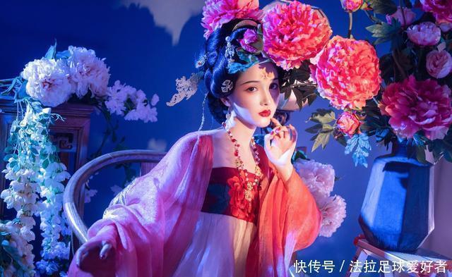 汉服!本以为明制汉服够美了,直到看见“贵妃风”,才知道何为雍容华贵