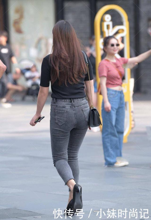 街拍：牛仔裤搭配上小技巧，get之后，搭配高级洋气感觉