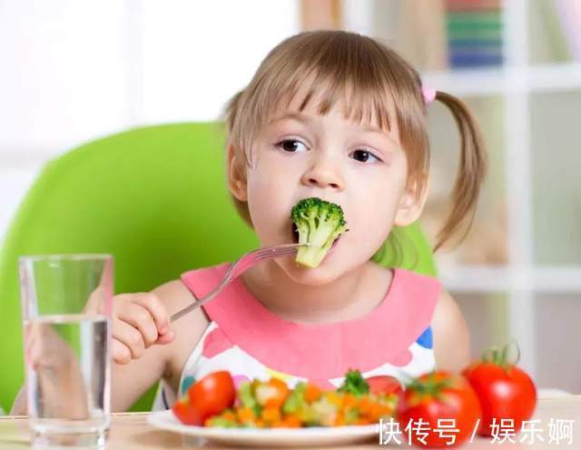 小怡|冬季天气转凉,想知道宝宝冷不冷,该不该添衣,摸摸身体这俩部位