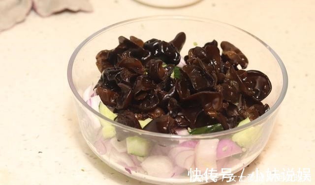 洋葱|这菜一定不能隔夜吃,吃一次比吸烟的危害还大,不懂就吃大亏了!