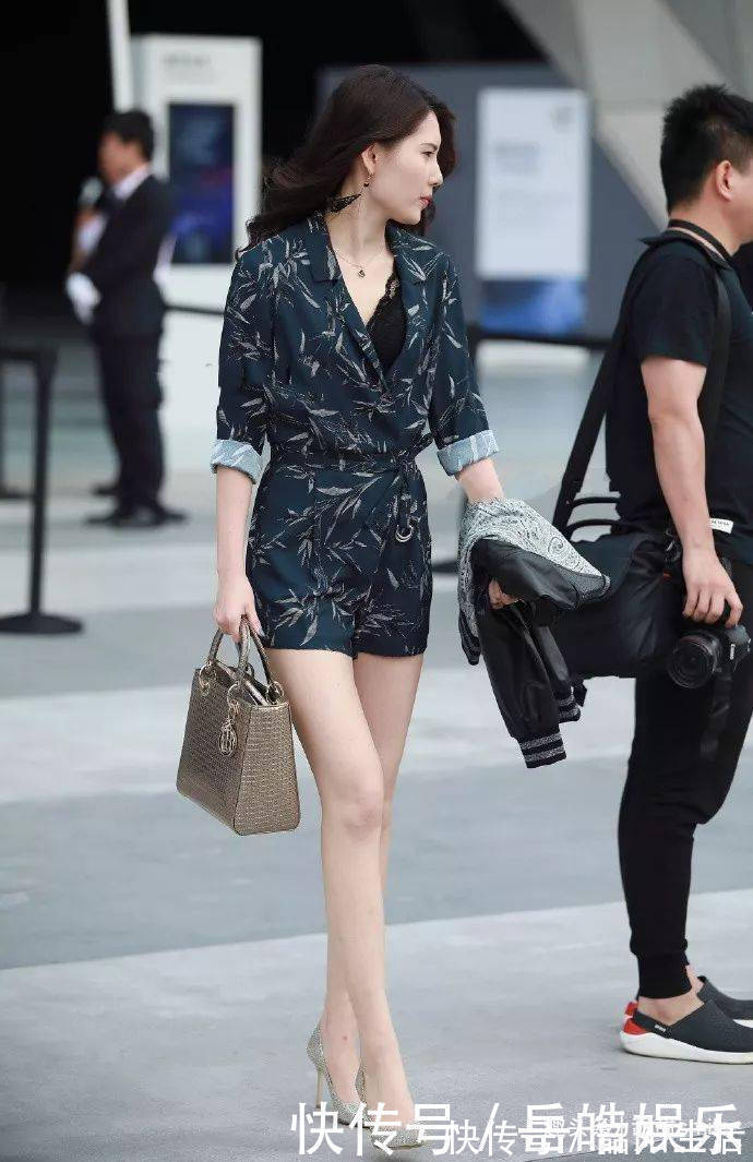 小姐姐|美女搭配上一双灰色的气质尖头高跟鞋，能够让她看上去更加的显高
