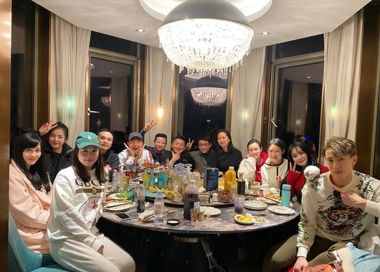 鄒市明吳尊劉畊宏等家庭聚會 網(wǎng)友直呼重現(xiàn)爸爸去哪兒