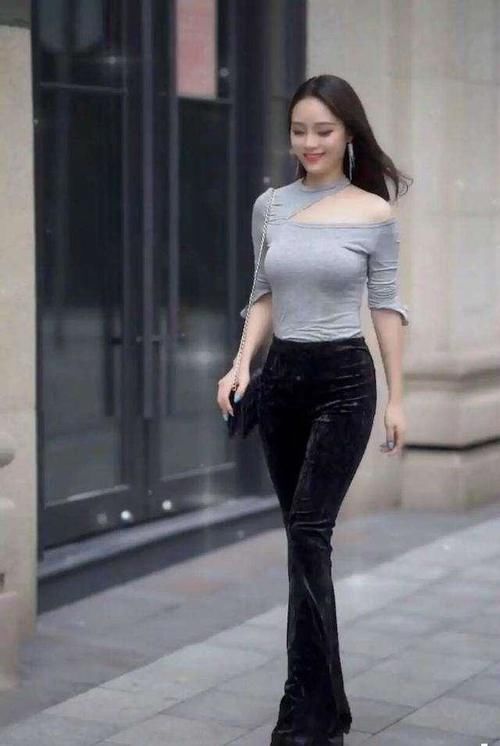 高跟鞋 美女脚上搭配上一双尖头的高跟鞋,这样的搭配显得高级又时尚