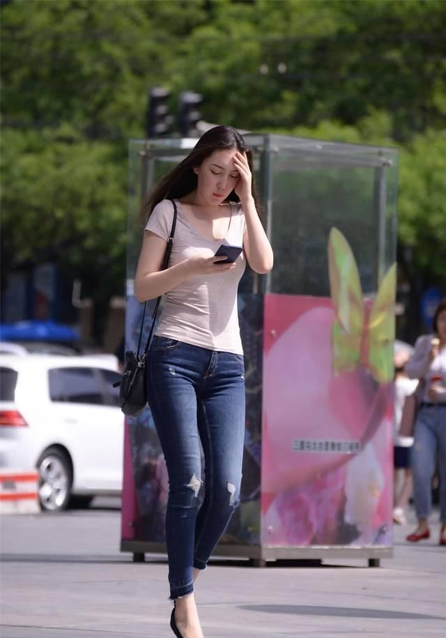 紧身牛仔裤搭配尖头细跟鞋，适合成熟女士日常穿搭，优雅时尚