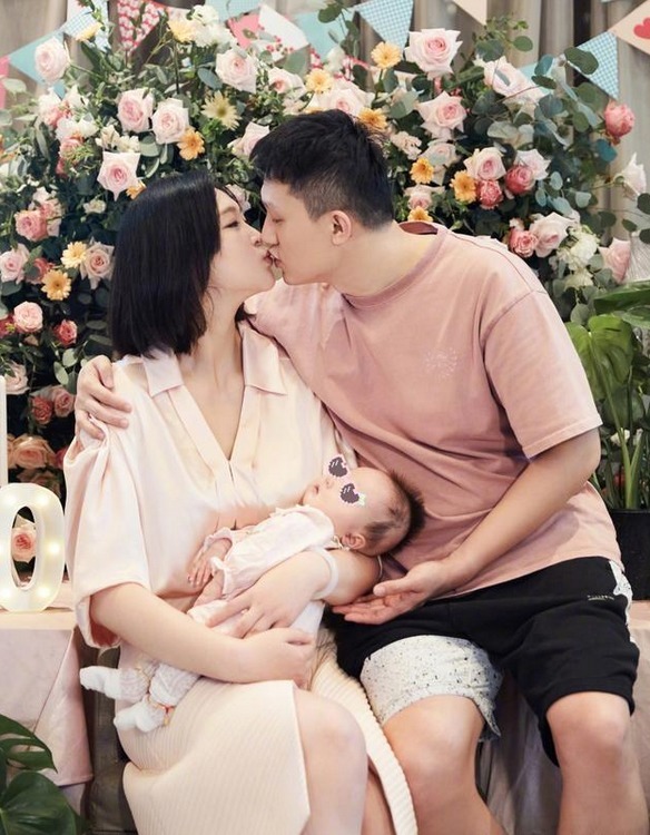 女排|疯狂撒狗粮!惠若琪抱孩子还不忘与老公热吻,结婚3年半依旧恩爱