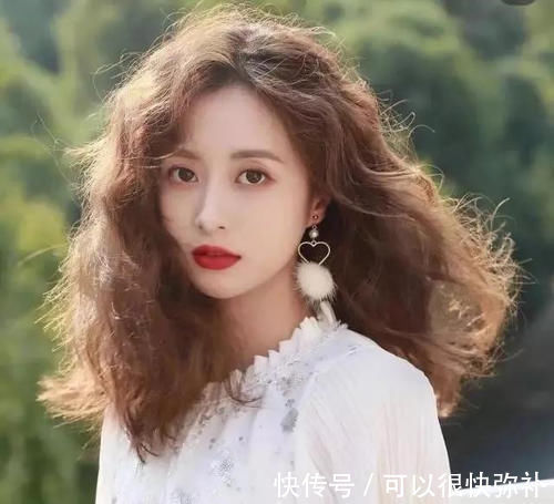 卷发|40岁女人头发不要剪太短，今年流行这3款发型，好看减龄又显气质