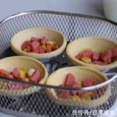 外酥里嫩|#安佳马苏里拉芝士挑战赛#杂蔬芝士咸蛋挞 | a43