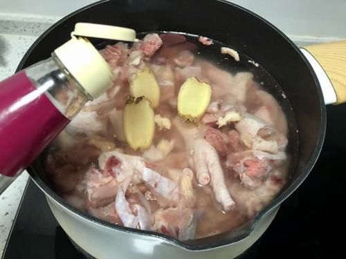 大盘鸡这么做才正宗，鸡肉爽滑麻辣，土豆软糯甜润，4斤肉不够吃