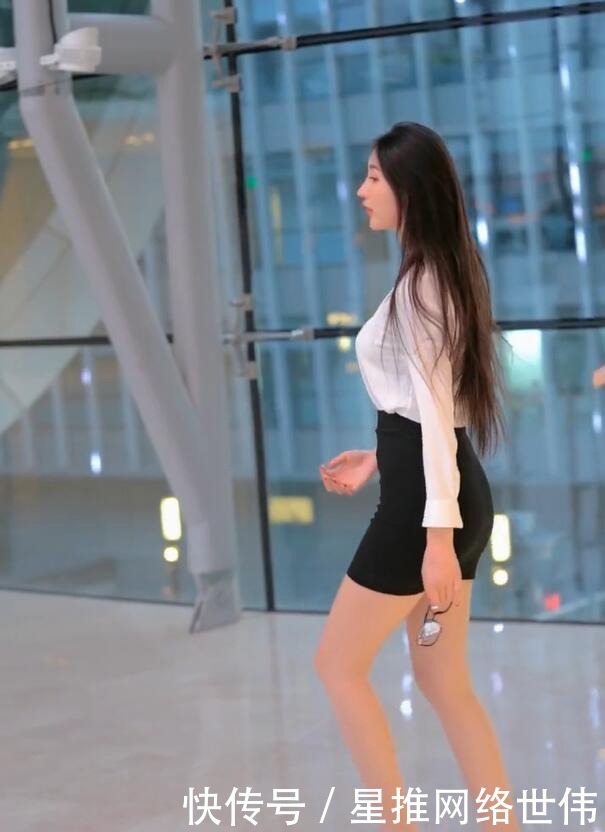 潮流时尚:白衬衫遇上黑色短裙,让女人美出不一样的风格!