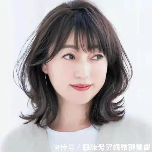 棕色 选对发型不显老，给中年女性做发型三个建议：棕色、柔卷、低层次