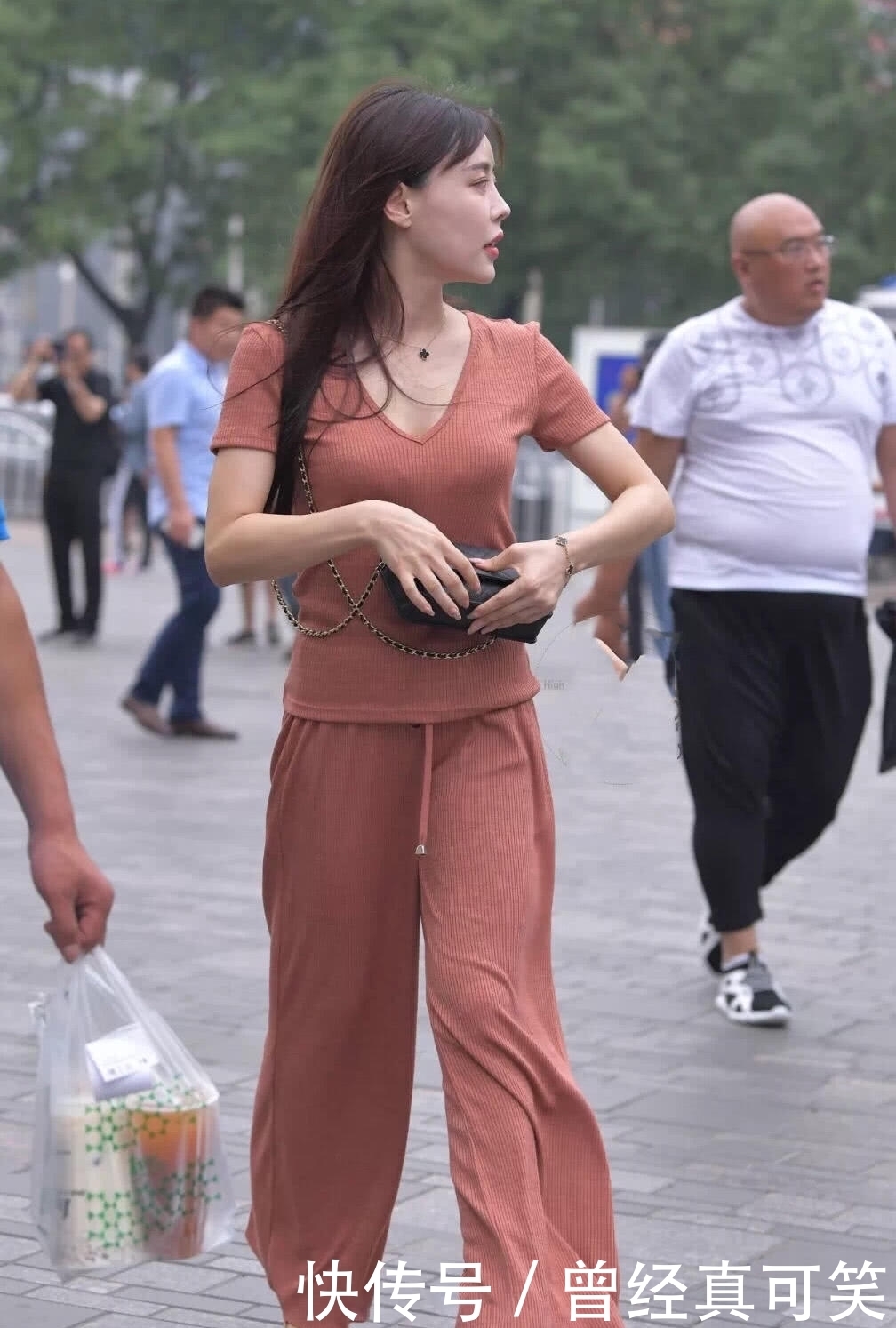 街拍美女：小姐姐最显气质的阔腿裤套装，人人可驾驭！