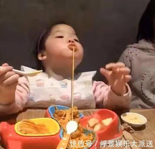彤彤|小女孩吃面条走红，竟与一根面条“死磕”，网友“实心眼”宝宝