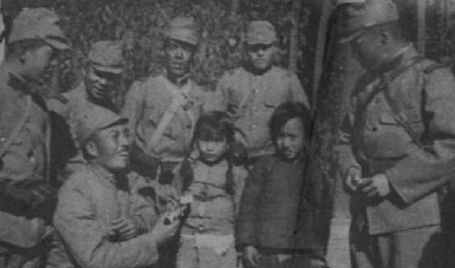 老大娘|抗日时期,日军背着老大娘的一张老照片,为何被人大骂