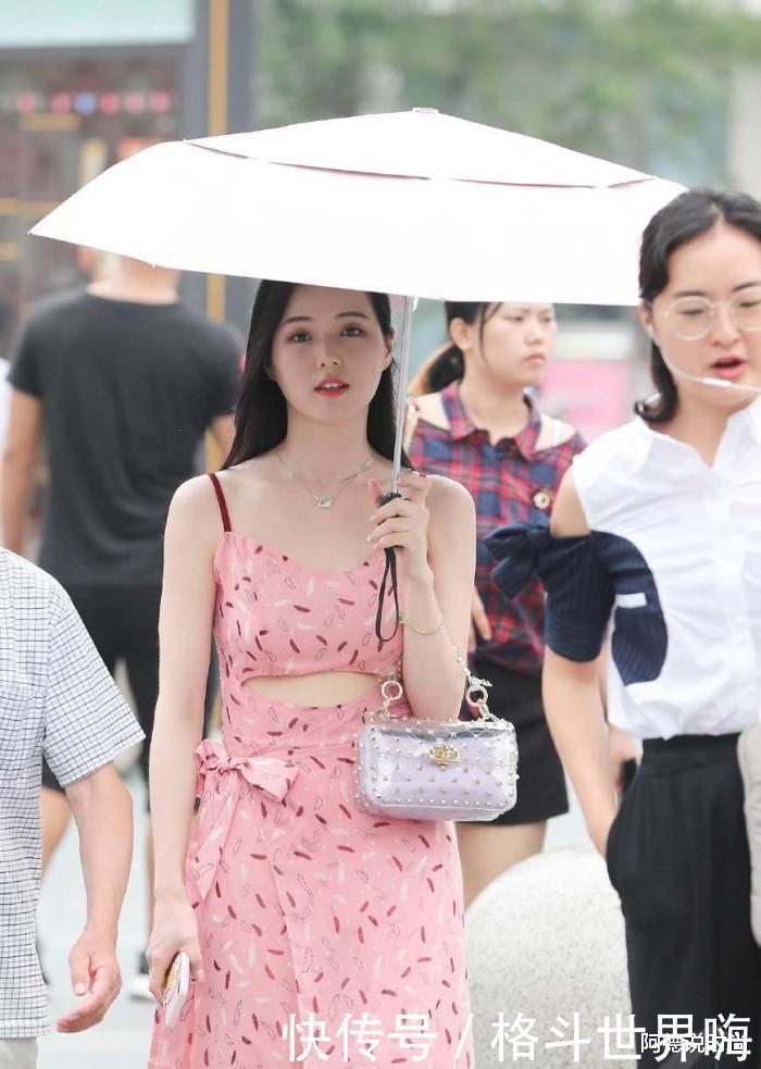 白皙|天生丽质的白皙皮肤,美女粉色的穿着很是少女风