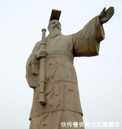 乌龟$东北发现一座古墓,墓主人手里拿着两只乌龟,专家:终于找到你