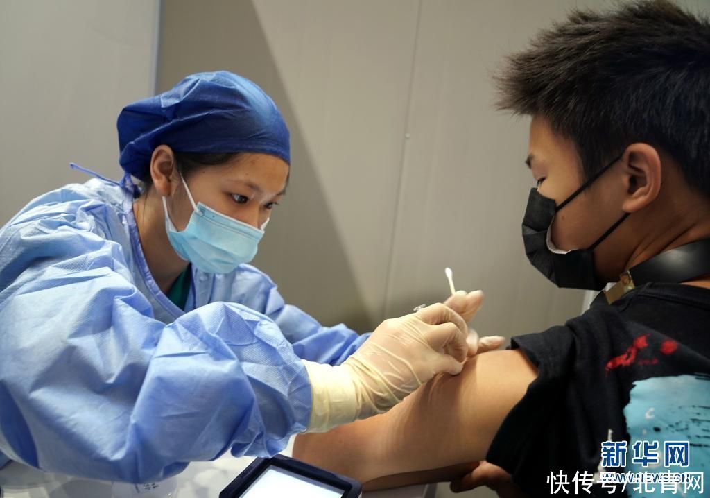 静安体育中心|新华全媒+丨上海15至17岁人群新冠疫苗接种现场“扫描”