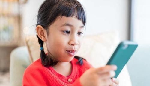 小丽|4岁宝宝天天看手机,聪明奶奶用这招很有效,值得家长们借鉴