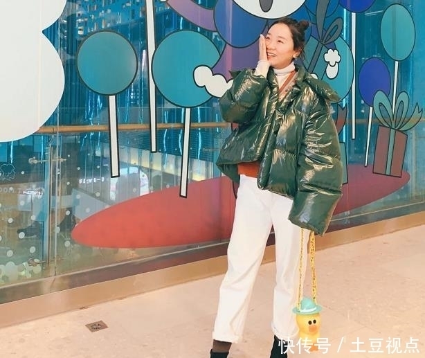 小脚裤配短靴不流行了,2020年流行这条“裤子”配短靴,保暖时髦