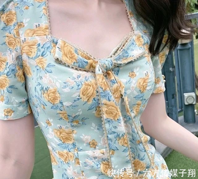 这身印花裙真有特色,V领处打个蝴蝶结,女人的贵气立马浮现
