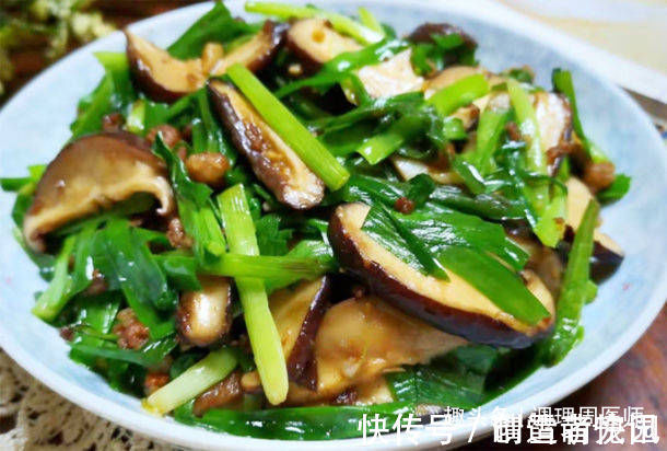 韭菜炒香菇|百岁长寿夫妻菜单:不喜主食,唯独偏爱这4种菜,养胃排毒少生病