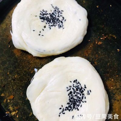 分享给你们我家祖传的酥烧饼的做法，一般人我不告诉他