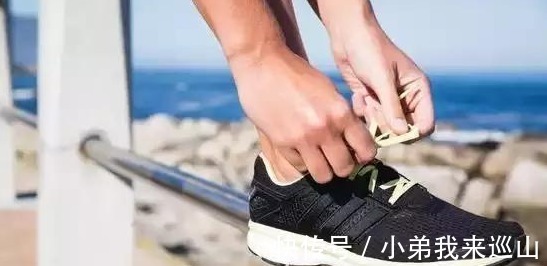 trap 外国游客在中国疯抢“国产跑鞋”,遭国人吐槽,外国人带回国长脸!