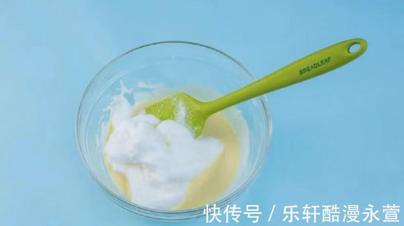 甜品控有口福了!像冰淇淋一样的柠檬酸奶蛋糕,自己在家就能做
