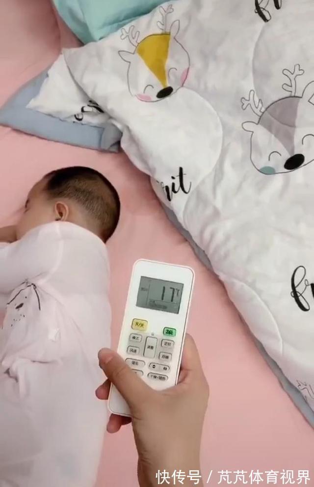 孩子|爸爸带孩子睡午觉，一旁的宝宝睡觉姿势，网友笑称：同款爸爸