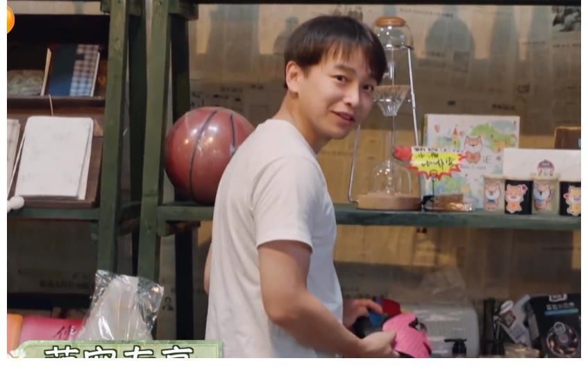 去仓库兑换东西，张艺兴和彭昱畅的选择体现出人品差距！